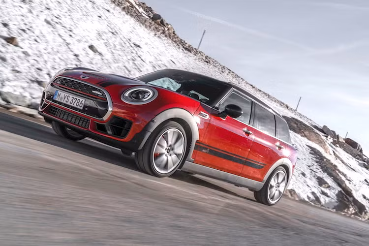 Nằm dưới nắp ca-pô của MINI Clubman JCW là động cơ 2.0l, 4 xi-lanh, sử dụng công nghệ tăng áp TwinPower từ BMW, đem tới công suất tối đa 228 mã lực và mô-men xoắn cực đại 320 Nm giống như các phiên bản JCW khác hiện nay. Tuy nhiên thay vì hệ dẫn động cầu trước, xe sở hữu hệ dẫn động 4 bánh ALL4.