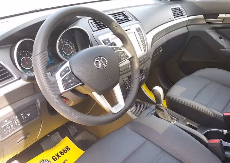 Ở bên trong nội thất của XG5 có thiết kế đơn giản không có gì đặc biệt với các cửa gió điều hòa vuông vức. Một lần nữa, tay lái 3 chấu của xe sở hữu thiết kế rất giống các dòng Mercedes. Các ghế ngồi được bọc chất liệu giả da, trong khi các chi tiết ốp đều sử dụng nhựa cứng khiến cho khoang nội thất của xe có vẻ khá "rẻ tiền".