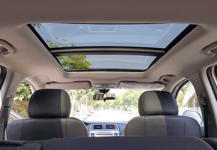 Ở phía trên trần xe là cửa sổ trời panorama với diện tích lên tới 1,25 m2. Hiện tại trong phân khúc crossover hạng C, BAIC XG5 là mẫu xe duy nhất có trang bị này. Các trang bị an toàn của xe gồm 10 túi khí, chống bó cứng phanh ABS, phân phối lực phanh điện tử EBD, kiểm soát lực kéo TSC, cân bằng điện tử TSP.