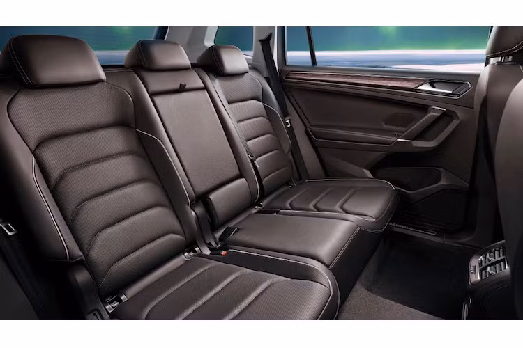 Ở thị trường Trung Quốc, phiên bản Tiguan L sẽ chỉ có khoang sau rộng rãi hơn mà không có hàng ghế thứ 3. Tuy nhiên bản Tiguan Allspace "quốc tế" sẽ có tổng cộng 3 hàng ghế với 7 chỗ ngồi. Tuy nhiên hiện chưa rõ Tiguan Allspace có khoang hành lý với thể tích ngang bản thường, đạt 615l hay sẽ có sự gia tăng.