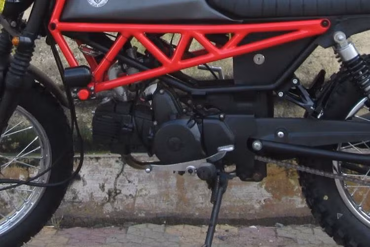 Khối động cơ xi-lanh đơn, 4 thì, dung tích 100 phân khối, làm mát bằng gió của chiếc Win "liên doanh" đã được phục chế lại với những phụ tùng chất lượng cao, đạt công suất tối đa 10,8 mã lực. Chiếc xe được trang bị hộp số côn tay 4 cấp.