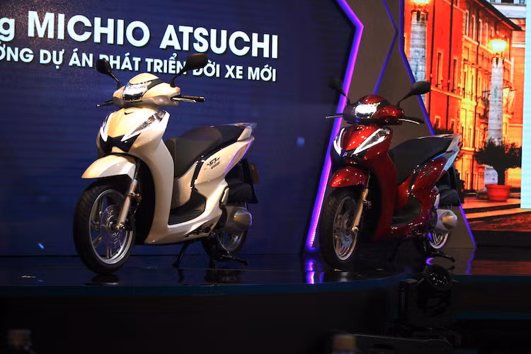 Giống như các phiên bản nhập khẩu, SH300i chính hãng thuộc thế hệ mới nhất. Ý tưởng thiết kế “Mạnh mẽ và Phóng khoáng” của SH300i được thể hiện qua từng đường nét và chi tiết, giúp tôn lên vẻ ngoài cao cấp và năng động của chiếc xe.