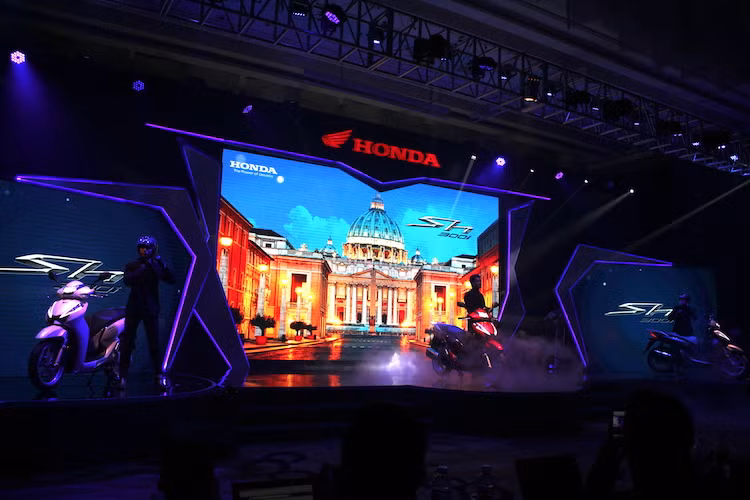 Đã xuất hiện lần đầu tại triển lãm xe máy Việt Nam (VMCS) 2016 hồi tháng 4 để thăm dò thị trường, tuy nhiên phải tới ngày 14/12/2016 tại Hà Nội, Honda SH300i mới chính thức được Honda Việt Nam công bố. Tuy nhiên trên thực tế, mẫu xe này đã xuất hiện trước đây tại Việt Nam qua các cửa hàng tư nhân.