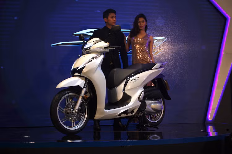 Bên cạnh việc phân phối xe, Honda Việt Nam cũng sẽ cung cấp cho các khách hàng một loạt các phụ kiện và phụ tùng chính hãng cho xe như ốp pô, bao tay, pô, phuộc...