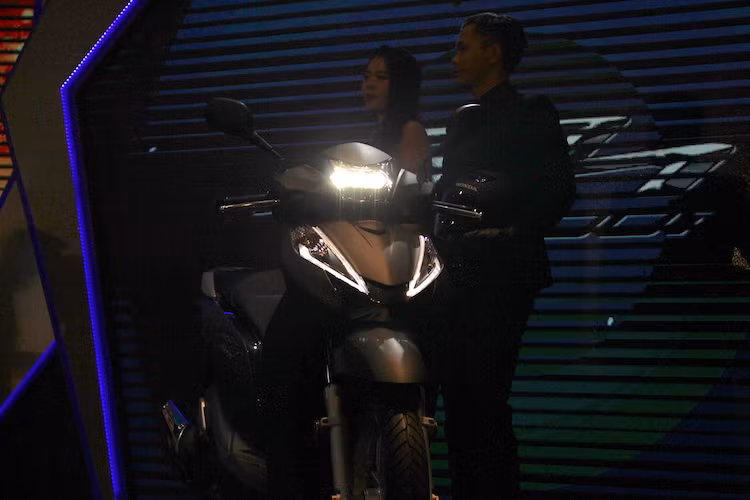 So với thế hệ trước, SH300i sở hữu một thiết kế thân xe "mượt mà" và ít bị gián đoạn hơn. Tương tự như phiên bản SH125/150i, SH300i được trang bị đèn LED trước và sau, nhưng có hình dáng khác biệt.