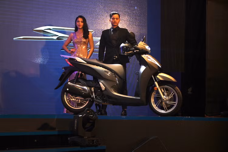 Độ dài trục cơ sở đã được kéo ra thêm 16 mm, khiến xe vận hành ổn định và có dáng "trường" hơn. Xe có chiều cao yên khá lớn là 805 mm, sàn để chân rộng 435 mm và thể tích khoang chứa đồ 19 lít.