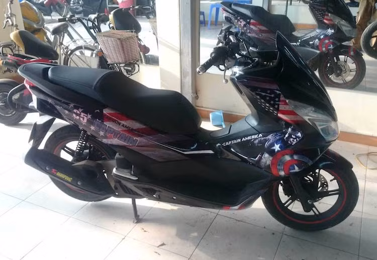 Thế hệ PCX mới nhất này được Honda thiết kế sắc sảo hơn, đem tới vẻ đẹp thể thao và bớt "kềnh càng" hơn cho xe. Điểm nhấn nổi bật nhất trên phiên bản PCX 2016 đó là sự xuất hiện của hệ thống khóa thông minh Smart Key mới, đã từng được Honda trang bị đầu tiên trên SH125i/150i.