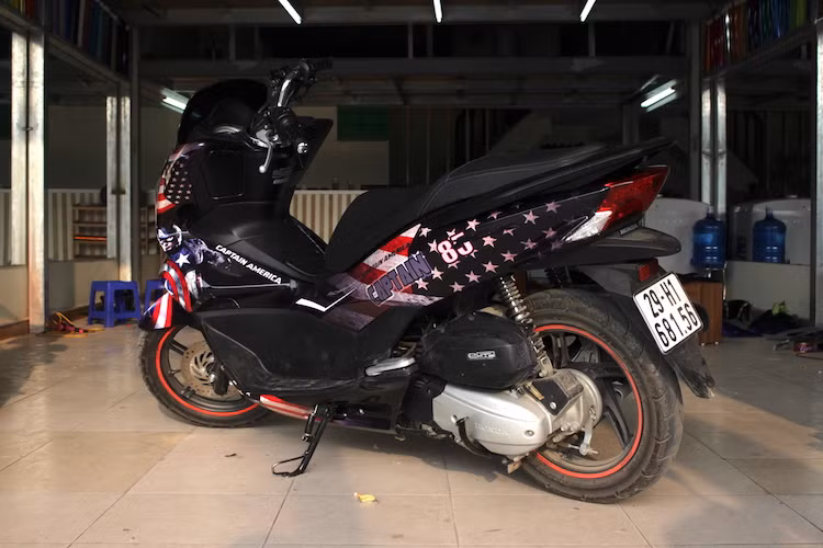 Động cơ được trang bị cho PCX 125 bản 2016 là loại máy cơ ESP 125 cc, phun xăng điện tử công suất 11,53 mã lực tại 8.500 vòng/phút, mô men xoắn 11,7 Nm tại 5.000 vòng/phút, đi kèm các công nghệ như bộ đề ACG, dừng cầm chừng Idling Stop... Hiện nay trên thị trường, Honda PCX 125 2016 đang được bán với giá bản tiêu chuẩn: 52 triệu đồng và tăng lên 55,5 triệu đồng với bản cao cấp.