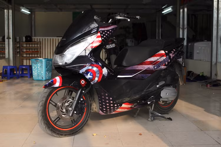 Dựa trên thế hệ PCX thứ 2 được giới thiệu từ đầu năm 2014, mẫu xe tay ga maxi scooter Honda PCX 125 phiên bản 2016 đã chính thức "trình làng" khách hàng Việt một cách khá âm thầm vào giữa tháng 12/2015. Trên phiên bản PCX 2016 mới nhất này, thiết kế của xe không có sự thay đổi so với model đời thứ hai từng xuất hiện.