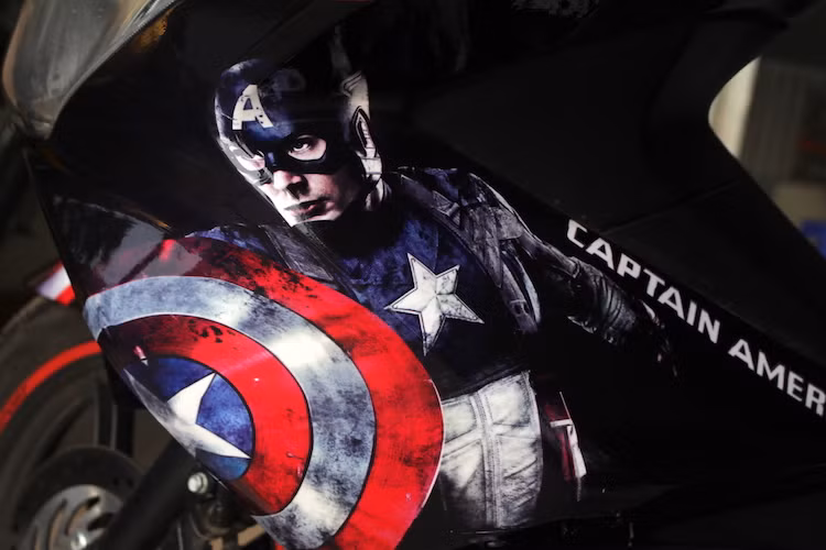 Lấy cảm hứng từ Captain America trong Thế giới truyện tranh Marvel, chiếc PCX đã mang trên mình những hình ảnh sắc nét của vị siêu anh hùng này, cùng với quốc kỳ Mỹ. Hình ảnh đã được thiết kế theo yêu cầu chủ xe trên máy tính, sau đó in lên decal trắng và cán nhiệt một lớp phủ bóng bên ngoài nhằm đảm bảo độ bền.