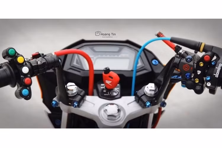 Cụm đồng hồ nguyên bản và cặp tay lái clip-on của Sonic 150R đã được chủ xe giữ nguyên. Tuy nhiên, toàn bộ các cùm công tắc đã được thay bằng bộ cùm rút gọn của Ducabike, vốn dành cho những chiếc Ducati cao cấp như 1199 Panigale.