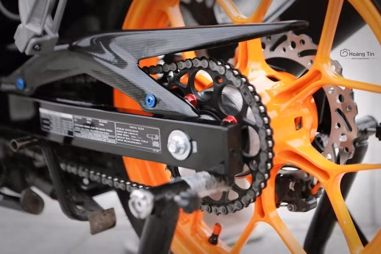 Động cơ xe truyền sức mạnh tới bánh sau thông qua bộ đĩa CNC, trong khi xích xe được bảo vệ bởi chắn xích bằng sợi carbon đẹp mắt. Những con ốc titan xuất hiện ở khắp nơi trên chiếc Sonic này, càng khiến chiếc xe trở nên nổi bật hơn.