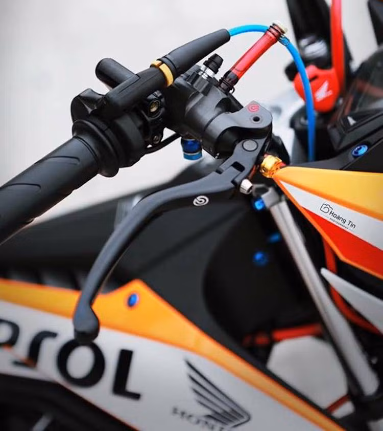 Cụm điều khiển của chiếc xe côn tay cỡ nhỏ còn được nâng cấp thêm với tay côn CRG GP ở bên trái, trong khi bên phải là cùm ga cuốn Domino và cùm phanh Brembo Billet.