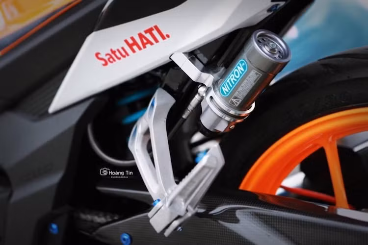 Kết thúc bản độ là phuộc sau Nitron với bình dầu rời và pát giữ CNC, khiến cho chiếc xe ổn định hơn khi vào cua hay qua đường xóc.