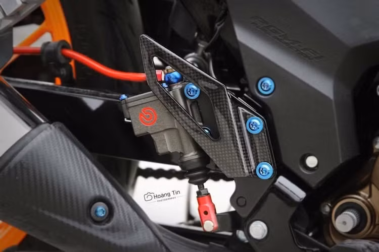 Nằm ở hai bên gác chân, chiếc xe đã có những tấm chắn bằng sợi carbon, đồng thời phanh sau cũng đã có pen đạp nâng cấp lên loại Brembo Billet cao cấp.