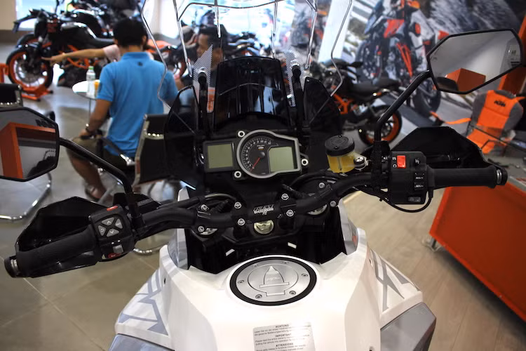 Tất cả các tính năng của xe đều có thể điều khiển qua các nút bấm hai bên cùm công tắc. Là một mẫu adventure, 1290 Super Adventure có tay lái cao, rộng đầy thoải mái và cặp chắn bảo vệ tay nắm 2 bên. Theo KTM, 1290 Super Adventure có bình nhiên liệu "lớn không thể tin được" với dung tích lên tới 30 lít.