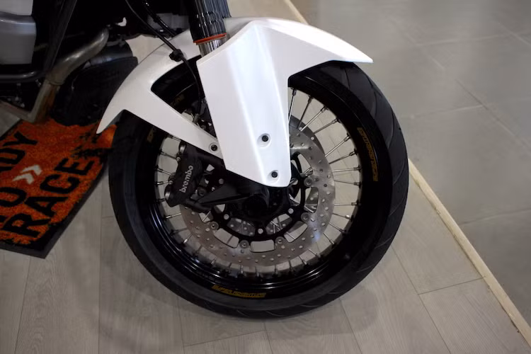 Giống như BMW R1200GS Adventure và Ducati Multistrada Enduro, KTM 1290 Super Adventure có bộ vành căm phân tán lực tốt hơn. Xe sở hữu hệ thống phanh đĩa kép ở phía trước với heo Brembo 4 piston pát bắt dọc, tương tự nhiều mẫu xe phân khối lớn cao cấp khác trên thị trường.