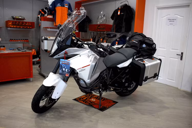Với sự xuất hiện của KTM 1290 Super Adventure, KTM Việt Nam hy vọng chiếc xe sẽ trở thành một "đối trọng" mới của 2 dòng xe adventure chuyên nghiệp khác cũng được phân phối chính hãng ở nước ta là BMW R1200GS Adventure và Ducati Multistrada Enduro.