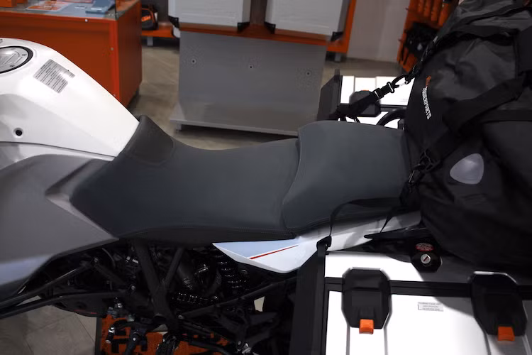 Những chiếc adventure thường rất cao so với những người có khổ người khiêm tốn. Tuy nhiên với KTM Super Adventure, nhược điểm đó được khắc phục phần nào khi tay lái của xe có thể điều chỉnh +/- 10 mm, chiều cao yên tối thiểu 810 mm, cùm công tắc điều chỉnh 5 vị trí và bàn để chân điều chỉnh 2 vị trí.