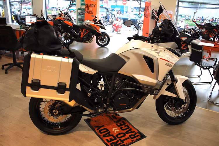 So với 1199 Adventure, những thay đổi bề ngoài của 1299 Super Adventure bao gồm dàn thân vỏ rộng hơn và được bố trí thêm hốc thông gió ở vị trí đầu gối người ngồi. Đồng thời, tấm chắn gầm xe của 1299 Super Adventure cũng cứng cáp hơn so với 1190 Adventure.