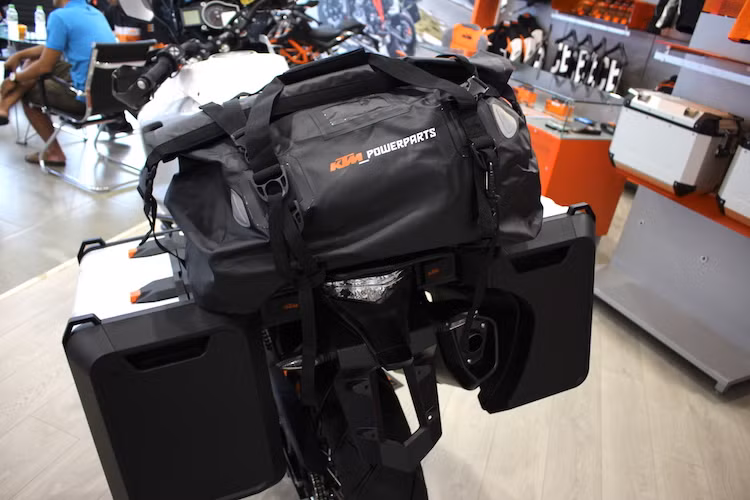 Mỗi chiếc thùng xe hiện có giá chính hãng lên tới 16,24 triệu đồng. Ngoài ra, khách hàng cũng có thể chọn thêm túi mềm gắn ở baga phía sau xe. Đèn hậu trên 1290 Super Adventure có dạng LED và chóa màu trắng nổi bật.