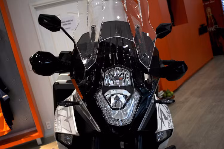 Ở phía trước, 1290 Super Adventure sở hữu đèn pha đặt dọc đặc trưng của các dòng xe KTM, trong đó ở phần dưới là một dải đèn LED ban ngày có hình chữ V hiện đại. Chiếc xe cũng có đèn pha LED có thể thay đổi góc chiếu. Kính chắn gió của 1290 Super Adventure cũng lớn hơn khá nhiều so với 1190 Adventure, đem tới khả năng bảo vệ người lái khỏi bụi đường và gió mạnh ở tốc độ cao tốt hơn nhiều.