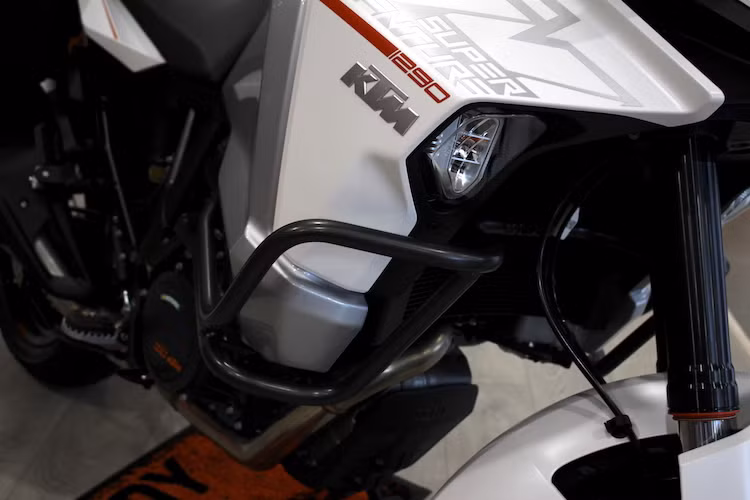 Một điểm đặc biệt của 1290 Super Adventure đó là chiếc xe được trang bị sẵn đèn chiếu sáng tăng cường ở hai bên quây gió, đồng thời cũng có sẵn khung bảo vệ ở hai bên thân xe. Trong khi đó, cả 2 đối thủ từ BMW và Ducati đều không được trang bị sẵn những phụ kiện này.