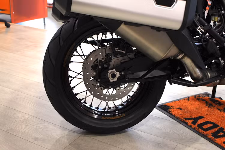 Ở phía sau, chiếc xe cũng được trang bị hệ thống phanh đĩa đơn khá an toàn với đường kính đĩa lên tới 267 mm và heo Brembo 2 piston. Phuộc sau monoshock của 1290 Super Adventure cũng từ hãng WP, với khả năng điều chỉnh điện tử bán tự động và khoảng hành trình 200 mm như phuộc trước. KTM 1290 Super Adventure có tổng trọng lượng 229 kg.