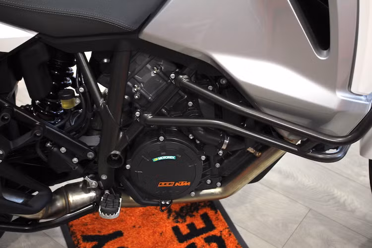 Tương tự như mẫu naked bike Super Duke R 1290, 1290 Super Adventure cũng sở hữu cỗ máy V-twin 75 độ với công suất lên tới 160 mã lực và mô-men xoắn cực đại 140 Nm. Hiện nay, chỉ có Ducati Multistrada Enduro mới mạnh ngang 1290 Super Adventure, với mô-men xoắn lớn hơn 10 Nm. Trong khi đó, chiếc R1200GS Adventure của BMW chỉ có công suất 123 mã lực.