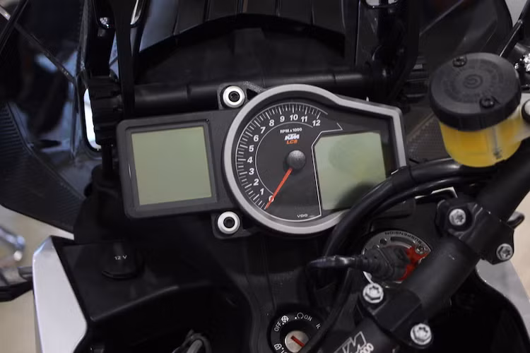 Các hệ thống điện tử của 1290 Super Adventure giúp nó có thể sánh ngang với "kỳ quan công nghệ" Ducati Multistrada, với tay ga điện tử Ride-by-Wire, hệ thống giữ ga tự động Cruise Control, hệ thống tự động cân bằng, kiểm soát độ bám đường, ABS... Tuy nhiên, bảng đồng hồ của xe không hiện đại bằng với các màn hình đơn sắc, thay vì một màn hình màu đa chức năng như Multistrada.