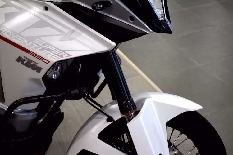 Thay vì Ohlins, KTM đã luôn "trung thành" với hãng WP khi lựa chọn phuộc cho những dòng xe của mình. Phuộc trước USD của WP trên “siêu phượt thủ” 1290 Super Adventure có đường kính lên tới 48 và khoảng hành trình 20 cm, khiến chiếc xe có độ chịu lực và khả năng vượt qua các chướng ngại vật khó rất cao.