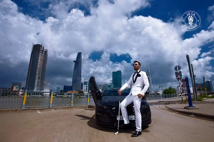 Vốn đã là một mẫu xe hiếm tại Việt Nam, chiếc Volkswagen Scirocco này còn được chủ xe độ lại hàng loạt các chi tiết để có ngoại hình thể thao hơn. Trong đó, "dàn ngoài" của xe đã có cản trước và sau được thay thế bằng thiết kế mới, góc cạnh và cá tính hơn.