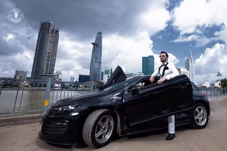 Bên bờ sông Sài Gòn, sự lịch lãm và đậm chất "đàn ông" của mẫu Tây đã làm nổi bật hơn vẻ đẹp của chiếc hatchback thể thao Volkswagen Scirocco độ "siêu độc" tại Việt Nam.