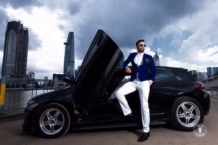 Điểm đặc biệt của chiếc xe đó là 2 cửa bên đã được độ lại thành cửa cắt kéo mở lật lên, tương tự những siêu xe hàng đầu Thế giới hiện nay. Ngoài ra, chiếc xe còn có bộ mâm độ 5 cánh kép thể thao.