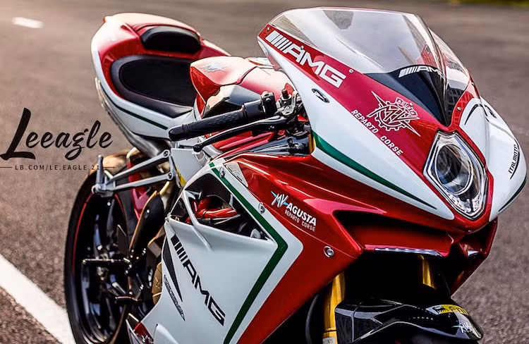 Ở bên ngoài, F4 RC nổi bật với dàn tem đấu màu đỏ-trắng, mang logo của hãng độ "cây nhà lá vườn" AMG của Mercedes. Hiện nay, Mercedes đang sở hữu 25% cổ phần của MV Agusta, chính vì vậy nhiều mẫu xe đặc biệt của hãng đã mang logo AMG trên mình.