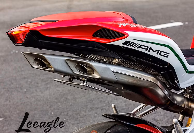 Xe được trang bị động cơ I4 DOHC 998 phân khối, với công suất tối da lên tới 205,5 mã lực. Tuy nhiên nếu khách hàng đặt thêm tùy chọn ống xả Termignoni, công suất của xe có thể lên tới 212 mã lực. Cặp vành của xe có thiết kế giống Ducati 1199 Panigale do cũng là loại Marchesini làm bằng magie. Bọc xung quanh vành là lốp Pirelli Diablo Rosso Corsa "siêu bám đường".