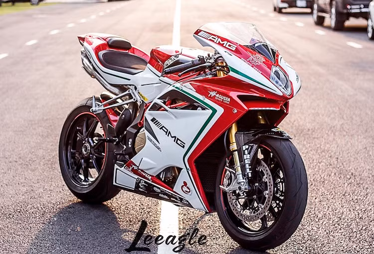Được hãng sản xuất môtô Ý MV Agusta giới thiệu lần đầu vào năm 2006, dòng superbike F4 mang trọng trách "đối đầu" với những đối thủ tương tự từ Ducati như 999, 1098, 1199 và nay là 1299 Panigale. Trong dòng sản phẩm F4 hiện nay, phiên bản MV Agusta F4 RC được coi là một chiếc "xe đua đường phố", do có thông số rất gần với chiếc F4RR tham gia thi đấu tại giải World Superbike.