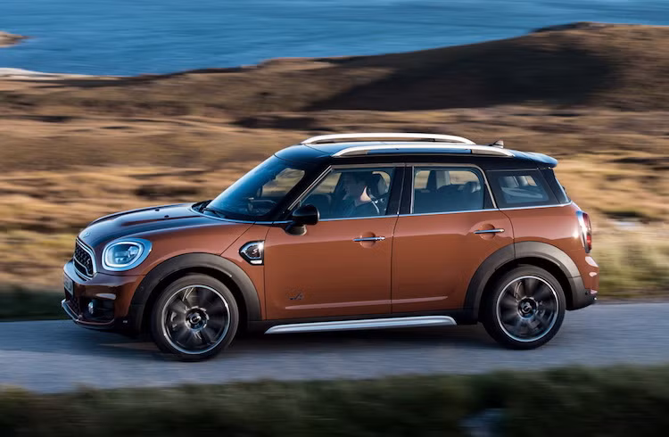 Tại thị trường Mỹ, giá bán lẻ đề xuất của MINI Countryman phiên bản Cooper cơ bản sẽ bắt đầu từ 26.100 USD (tương đương 592 triệu đồng) và đạt cao nhất 31.100 USD (706 triệu đồng) cho bản Cooper S ALL4. Chiếc xe sẽ được bán chính thức từ tháng 3/2017. Riêng phiên bản xăng-điện Cooper SE sẽ được MINI tung ra vào tháng 6/2017.