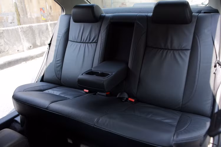 Xe cũng có sẵn dàn âm thanh 6 loa, trong đó có 4 loa thường và 2 loa tweeter. Hàng ghế sau của xe không có cửa gió điều hòa độc lập nhưng sở hữu không gian khá rộng rãi. Tuy nhiên, một điểm trừ của Ciaz so với đối thủ Toyota Vios đó là hàng ghế sau của xe không có khả năng gập lưng để tăng thể tích khoang hành lý.