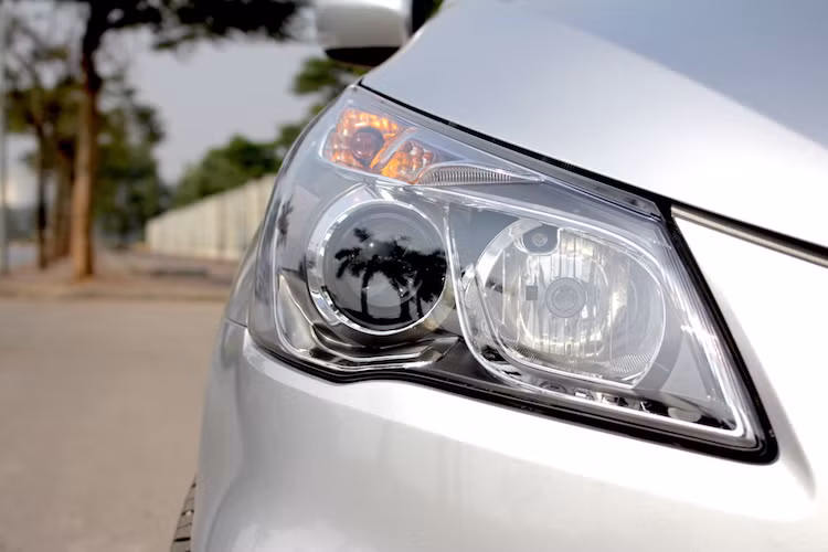 Sử dụng đèn pha halogen dạng thấu kính projector, Ciaz không có những đèn chiếu sáng LED ban ngày. Tuy nhiên nhờ có phần chóa đèn với những đường nổi mạ chrome, đèn pha của chiếc xe trông vẫn rất hiện đại. Nằm dưới cản trước của xe còn có sẵn thêm 2 đèn sương mù.