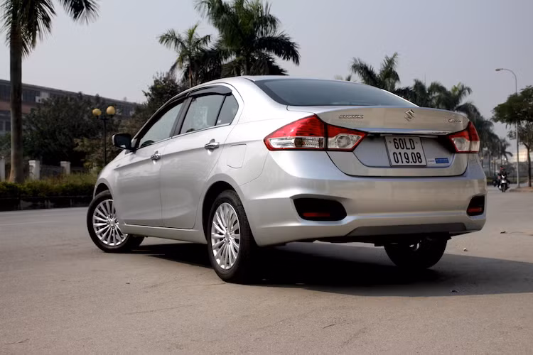 Lùi về phía sau, đuôi của Ciaz cũng có thiết kế giản dị gồm 2 đèn hậu góc cạnh, với chóa đèn phân thành 2 màu đỏ/bạc rõ rệt và hốc biển số lớn ở chính giữa. 2 hốc gió "giả" nằm dưới cản sau của chiếc xe là một chi tiết thiết kế được giữ lại từ mẫu concept Authentics. Nhìn tổng thể, kiểu dáng "đạo mạo" của Ciaz khiến nó dễ dàng chiếm cảm tình của nhóm khách hàng trung niên từ khoảng 30 tuổi trở lên.