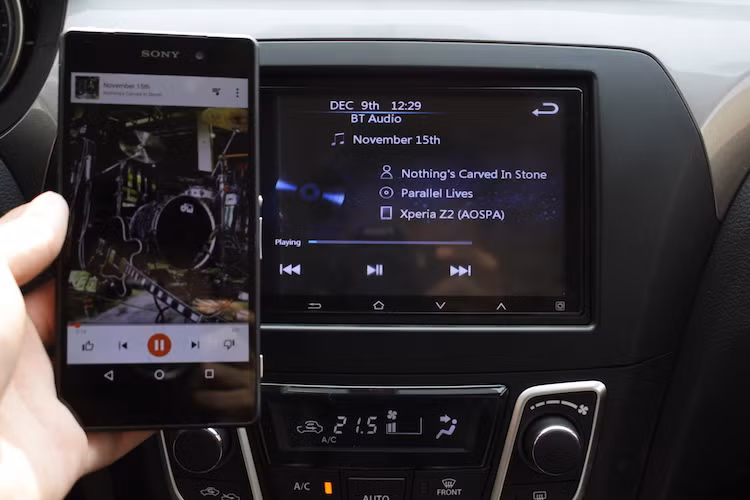 Một ưu điểm lớn của Ciaz so với các đối thủ đó là xe được trang bị hệ thống thông tin giải trí với màn hình cảm ứng 7 inch kèm đầu DVD của Alpine. Không chỉ có đầy đủ các kết nối USB, HDMI, Bluetooth... hệ thống này còn phát hình ảnh từ camera lùi phía sau xe. Thao tác kết nối Bluetooth điện thoại với hệ thống này rất đơn giản và nhanh. Sau khi kết nối, thông tin về bài hát sẽ được hiển thị đầy đủ trên màn hình.