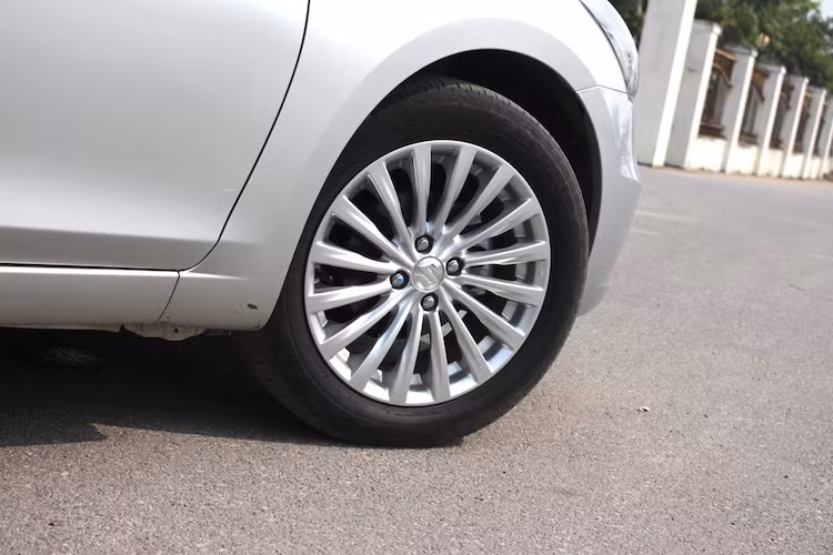 Ở hai bên thân xe của Ciaz, Suzuki cũng chỉ tạo điểm nhấn cho thân xe bằng những đường dập nổi đơn giản. Với bộ mâm đúc hợp kim 16 inch có thiết kế 16 nan, một lần nữa chiếc xe lại gây ấn tượng về sự sang trọng, thay vì thể thao hay phong cách như các đối thủ đồng hạng.