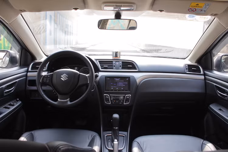 Ở bên trong cabin, Suzuki đã thiết kế nội thất của Ciaz hướng tới sự tiện lợi cho người sử dụng. Bảng táp-lô của chiếc xe được thiết kế đơn giản và hài hòa với cách bố trí truyền thống. Một lần nữa, nếu so với các đối thủ, Ciaz có cabin trông không hiện đại bằng. Được "tối giản hóa", bảng điều khiển trung tâm của Ciaz có kích thước nhỏ, dẫn tới việc những nút bấm hơi bé.