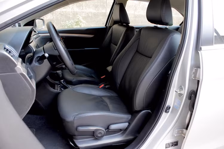 Chất lượng hoàn thiện nội thất của Ciaz cũng khá đáng khen trong phân khúc B. Dù không thể tránh khỏi việc sử dụng các chi tiết nhựa cứng nhưng Suzuki đã khiến cabin xe bớt cảm giác "rẻ tiền" bằng cách bọc da và sử dụng nhựa đúc màu đen. Nằm ở phân khúc giá rẻ nên Ciaz chỉ có ghế chỉnh cơ và không có hệ thống giữ ga tự động cruise control.