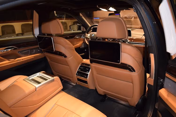 Thuộc phiên bản với trục cơ sở lớn có chiều dài lên tới 5,238 mét, 750Li xDrive sở hữu không gian rất rộng rãi cho những người ngồi ở hàng ghế sau xe. Nằm trên các lưng ghế trước là các màn hình giải trí có kích thước lên tới 9,2 inch, độ phân giải cao và có thể hoạt động độc lập. Đương nhiên, chiếc xe cũng không thiếu những tiện nghi cao cấp cho hàng ghế sau như điều hòa không khí 4 vùng, ghế massage...