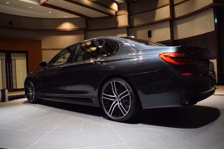 Tuy nhiên so với những chiếc 750Li xDrive thường khác, chiếc xe này đã được người chủ từ Trung Đông nâng cấp ngoại thất với các "đồ chơi" như cản trước thể thao của 3D Design cùng lưới tản nhiệt, mâm đúc và cánh đuôi M-Performance. Ngoài ra, chiếc xe còn có màu sơn xám đổi màu Singapore Grey "hàng độc", chỉ có thể đặt hàng qua chương trình cá nhân hóa Individual của BMW.