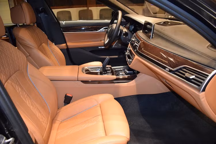 Mặc dù có ngoại thất thể thao nhưng ở bên trong nội thất, chiếc 750Li xDrive vẫn được chủ nhân giữ nguyên phong cách sang trong với da màu be và gỗ ốp cao cấp. Chi tiết mang tính thể thao duy nhất trong cabin là bộ pedal M-Performance.