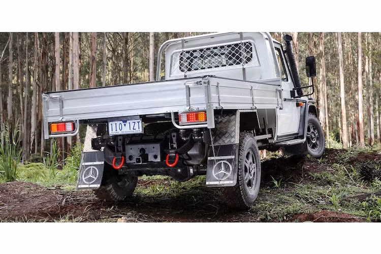 Được thiết kế như một mẫu xe từ đầu Thập niên 90 và cực kỳ nghèo tiện nghi, nhưng chiếc bán tải G300 CDI Pickup vẫn được hãng xe Mercedes bán tại thị trường Úc với giá niêm yết lên tới 119.900 AUD (tương đương 2,02 tỷ đồng) - đắt ngang với các dòng SUV cao cấp của hãng.