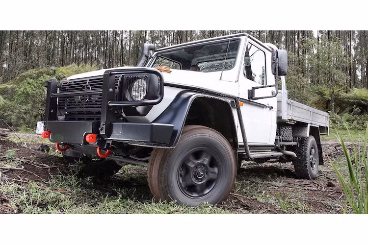 Về động cơ, G300 CDI Pickup được trang bị máy dầu tăng áp V6 với công suất tối đa 181 mã lực và mô-men xoắn cực đại 400 Nm, kèm theo hộp số tự động 5 cấp. Ở điều kiện bình thường, hệ thống dẫn động 4 bánh của xe sẽ truyền sức mạnh đều 50/50 tới cầu trước và sau.